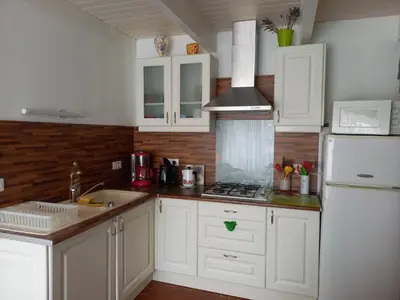 Cuisine ou kitchenette dans l'établissement Maison proximité plages