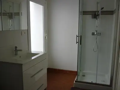 Salle de bains dans l'établissement Maison proximité plages