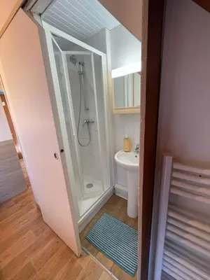 Salle de bains dans l'établissement Le OUESSANTIN