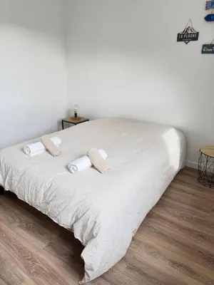 Un ou plusieurs lits dans un hébergement de l'établissement Maison vue mer et plage à pieds