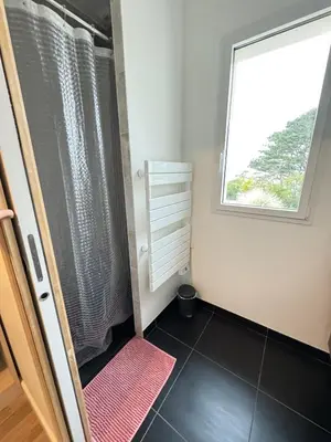 Salle de bains dans l'établissement Maison vue mer et plage à pieds