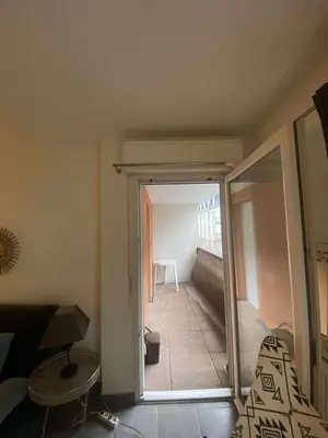 Coin salon dans l'établissement Appartement 49 mètres carrés, calme, récent, bien situé, accessible en voiture garage, ascenseur