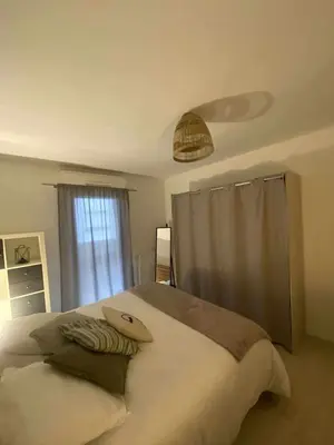 Un ou plusieurs lits dans un hébergement de l'établissement Appartement 49 mètres carrés, calme, récent, bien situé, accessible en voiture garage, ascenseur