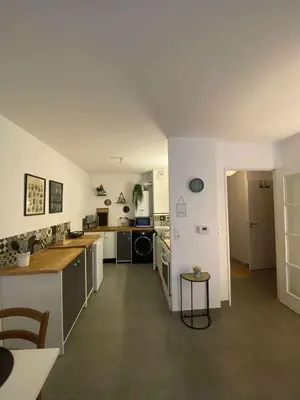 Cuisine ou kitchenette dans l'établissement Appartement 49 mètres carrés, calme, récent, bien situé, accessible en voiture garage, ascenseur