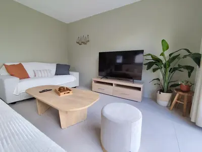 Télévision ou salle de divertissement dans l'établissement Spacieuse et élégante familiale à 400m de la mer