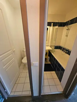 Salle de bains dans l'établissement Le cosy des Sables Blancs
