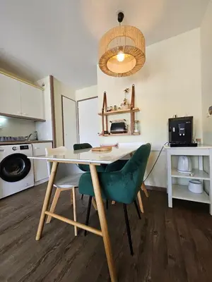 Cuisine ou kitchenette dans l'établissement Le cosy des Sables Blancs