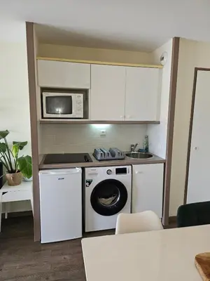 Cuisine ou kitchenette dans l'établissement Le cosy des Sables Blancs