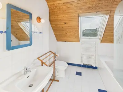Salle de bains dans l'établissement Superbe maison pour 8 avec jardin - Vue mer