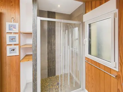 Salle de bains dans l'établissement Superbe maison pour 8 avec jardin - Vue mer