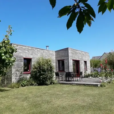 maison lumineuse dans un grand jardin arboré et très proche des plages