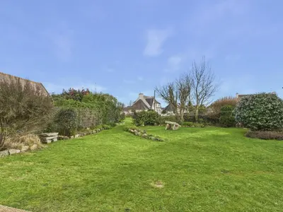 Jardin de l'établissement Charmante maison pour 6 à 900m de la plage