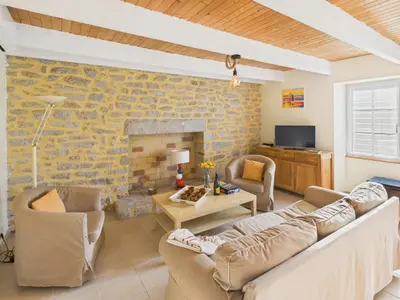 Télévision ou salle de divertissement dans l'établissement Gîte 6 personnes avec jardin proche plage