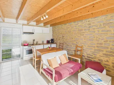 Cuisine ou kitchenette dans l'établissement Petit gîte pour 2 avec jardin proche de la plage