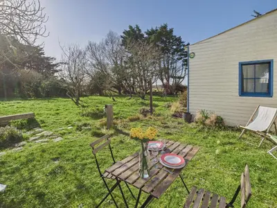 Jardin de l'établissement Petit gîte pour 2 avec jardin proche de la plage