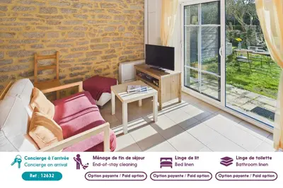Télévision ou salle de divertissement dans l'établissement Petit gîte pour 2 avec jardin proche de la plage