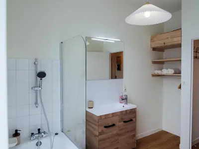 Salle de bains dans l'établissement Mor Kousket - Studio Quimper Centre, Parking Privé