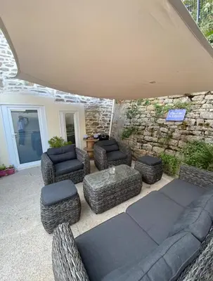Coin salon dans l'établissement T1 bis et sa terrasse