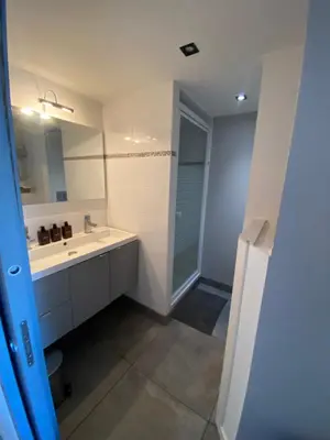 Salle de bains dans l'établissement T1 bis et sa terrasse