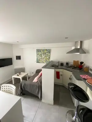 Cuisine ou kitchenette dans l'établissement T1 bis et sa terrasse