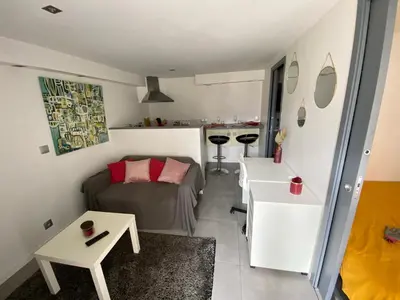 Coin salon dans l'établissement T1 bis et sa terrasse