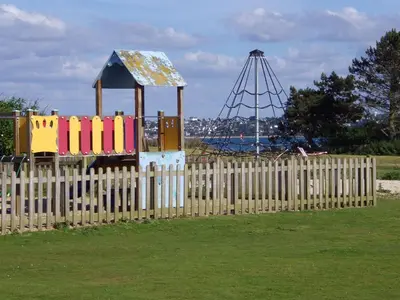 Aire de jeux pour enfants de l'établissement Modern holiday home in St Pol de Leon