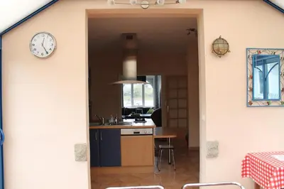 Cuisine ou kitchenette dans l'établissement Grande maison à 100 mètres de la plage