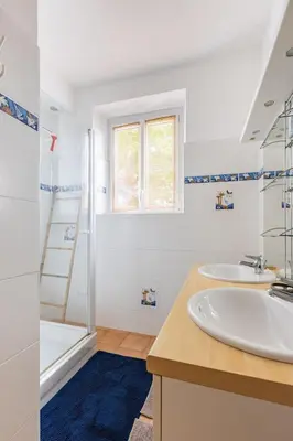 Salle de bains dans l'établissement Grande maison à 100 mètres de la plage