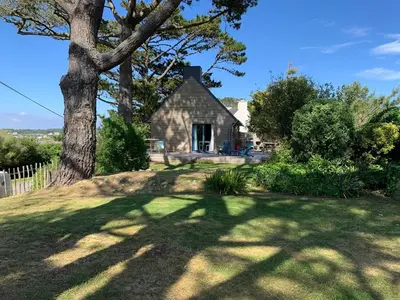Jardin de l'établissement Maison bois proche plage de Goulien