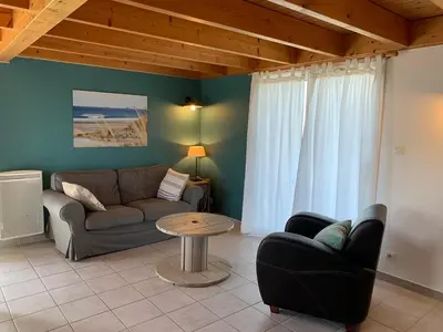 Coin salon dans l'établissement Maison bois proche plage de Goulien