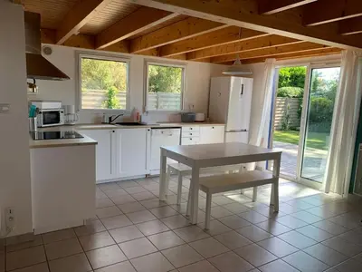 Cuisine ou kitchenette dans l'établissement Maison bois proche plage de Goulien