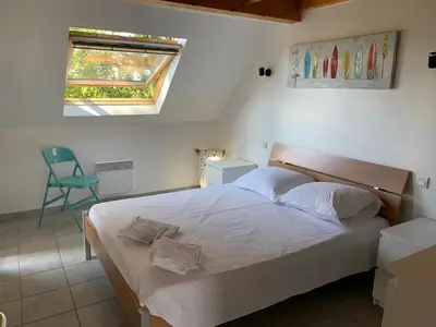 Un ou plusieurs lits dans un hébergement de l'établissement Maison bois proche plage de Goulien