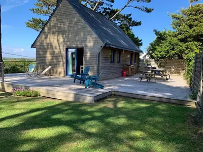 Jardin de l'établissement Maison bois proche plage de Goulien