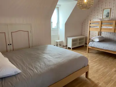 Un ou plusieurs lits dans un hébergement de l'établissement Villa 6 chambres proche plages tous commerces à pieds Spacieuse & Lumineuse orientée Sud à 700 m de la Baie du Kernic et du Casino Partouch Dans la charmante petite ville de Plouescat, quartier calme, tous commerces à pieds restaurants, bars, boulangerie