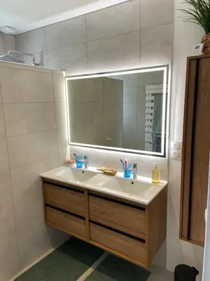 Salle de bains dans l'établissement Villa 6 chambres proche plages tous commerces à pieds Spacieuse & Lumineuse orientée Sud à 700 m de la Baie du Kernic et du Casino Partouch Dans la charmante petite ville de Plouescat, quartier calme, tous commerces à pieds restaurants, bars, boulangerie