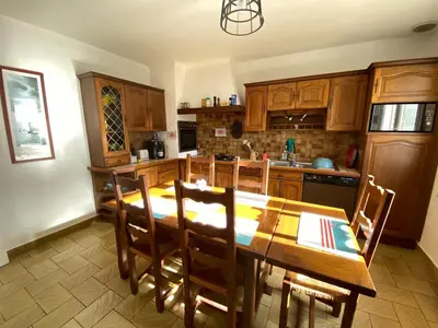 Cuisine ou kitchenette dans l'établissement Villa 6 chambres proche plages tous commerces à pieds Spacieuse & Lumineuse orientée Sud à 700 m de la Baie du Kernic et du Casino Partouch Dans la charmante petite ville de Plouescat, quartier calme, tous commerces à pieds restaurants, bars, boulangerie