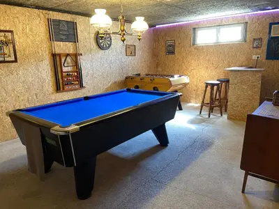 Billard dans l'établissement Villa 6 chambres proche plages tous commerces à pieds Spacieuse & Lumineuse orientée Sud à 700 m de la Baie du Kernic et du Casino Partouch Dans la charmante petite ville de Plouescat, quartier calme, tous commerces à pieds restaurants, bars, boulangerie