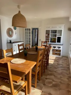 Cuisine ou kitchenette dans l'établissement Villa 6 chambres proche plages tous commerces à pieds Spacieuse & Lumineuse orientée Sud à 700 m de la Baie du Kernic et du Casino Partouch Dans la charmante petite ville de Plouescat, quartier calme, tous commerces à pieds restaurants, bars, boulangerie