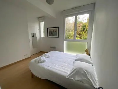 Un ou plusieurs lits dans un hébergement de l'établissement Appartement avec vue sur mer