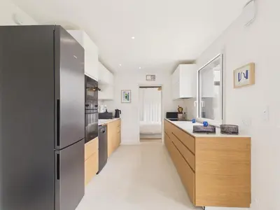 Cuisine ou kitchenette dans l'établissement Plage à 300 m, maison pour 7, jardin et véranda