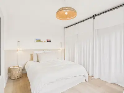 Un ou plusieurs lits dans un hébergement de l'établissement Plage à 300 m, maison pour 7, jardin et véranda