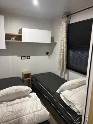 Un ou plusieurs lits dans un hébergement de l'établissement Mobil Home 40 m2 3 chambres