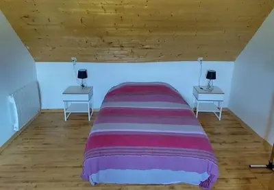 Un ou plusieurs lits dans un hébergement de l'établissement Maison en pierre