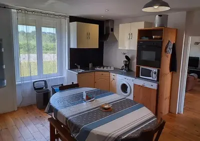 Cuisine ou kitchenette dans l'établissement Maison en pierre