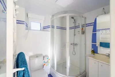 Salle de bains dans l'établissement Le Domaine Creach Guennou - 300m de la plage