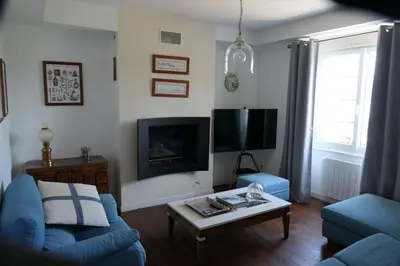 Télévision ou salle de divertissement dans l'établissement La Maison d'Adonis à la mer