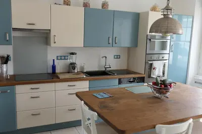 Cuisine ou kitchenette dans l'établissement La Maison d'Adonis à la mer