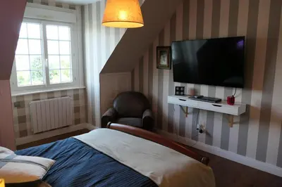 Télévision ou salle de divertissement dans l'établissement La Maison d'Adonis à la mer