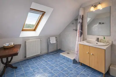 Salle de bains dans l'établissement Au calme, à 50m de la plage