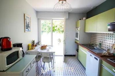 Cuisine ou kitchenette dans l'établissement -BALUM- Maison Familiale a 150 des plages